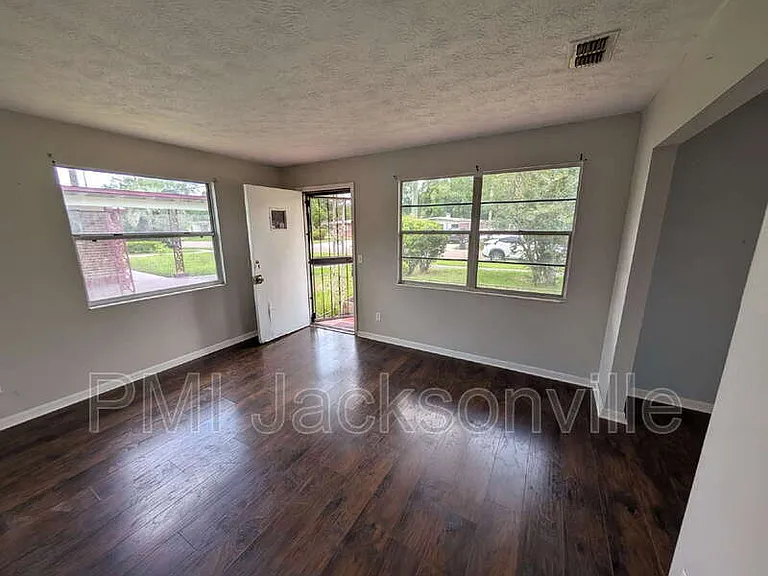 2562 W 28th St — Photo 2