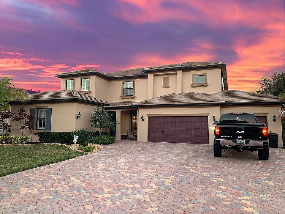 2nd image of 1002 SW Cherry Blossom Ln