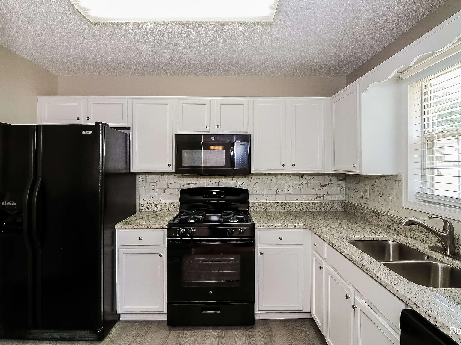 4 bed, 3.0 bath, 2238 sqft, $2,250 — Photo 2