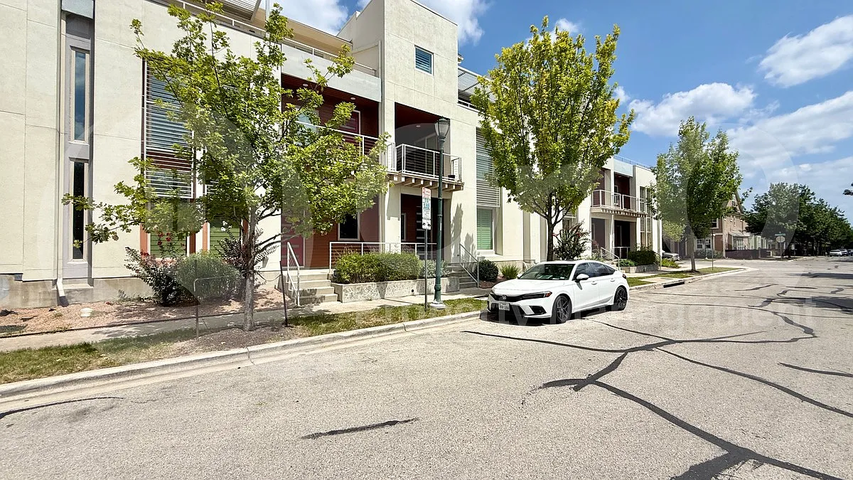 4 bed, 5.0 bath, 3645 sqft, $6,700 — Photo 2