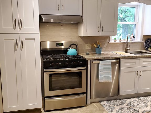 3rd image of 1208 W Crocker St