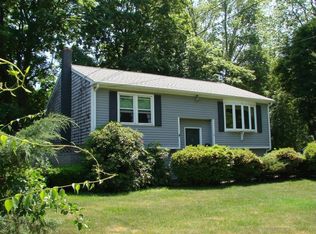 2 Manning Dr, Barrington, RI 02806