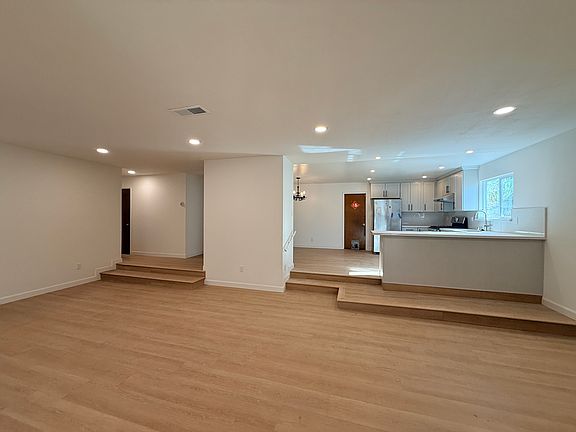 5th image of 4662 Doane St