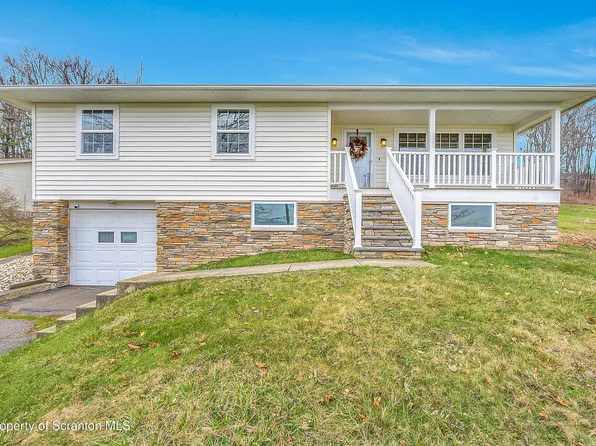 18 9th St, Blakely, PA 18447