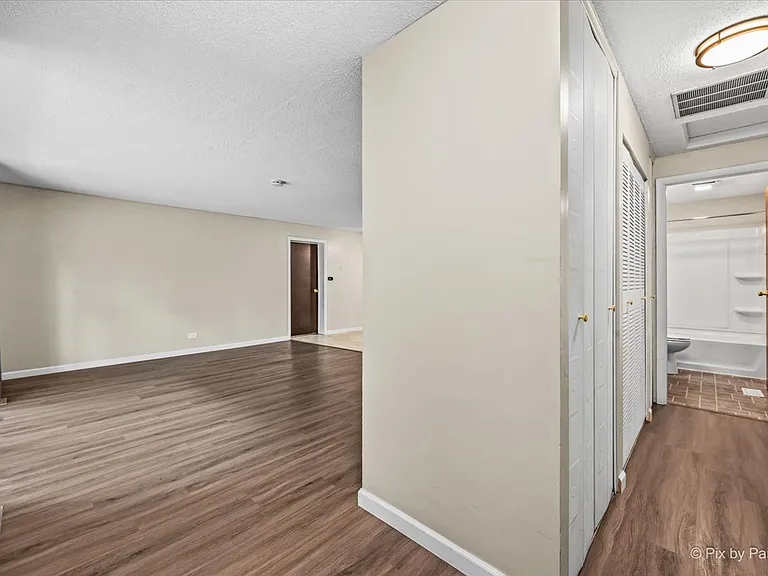 1435 Millbrook Ct — Photo 4