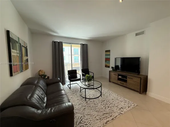 7285 SW 90th St #D212, Miami, FL 33156