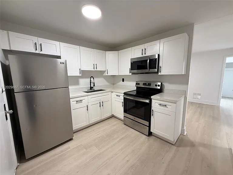 12215 W Dixie Hwy #304 — Photo 1