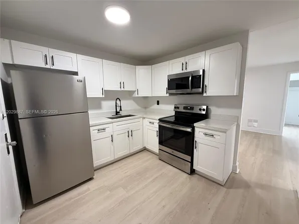 12215 W Dixie Hwy, Miami, FL