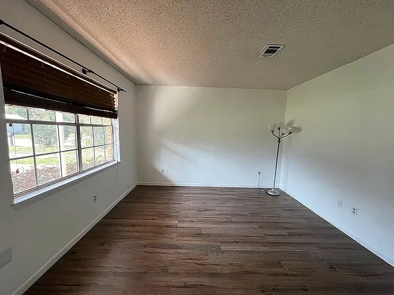 3 bed, 1295 sqft, $1,600 — Photo 3