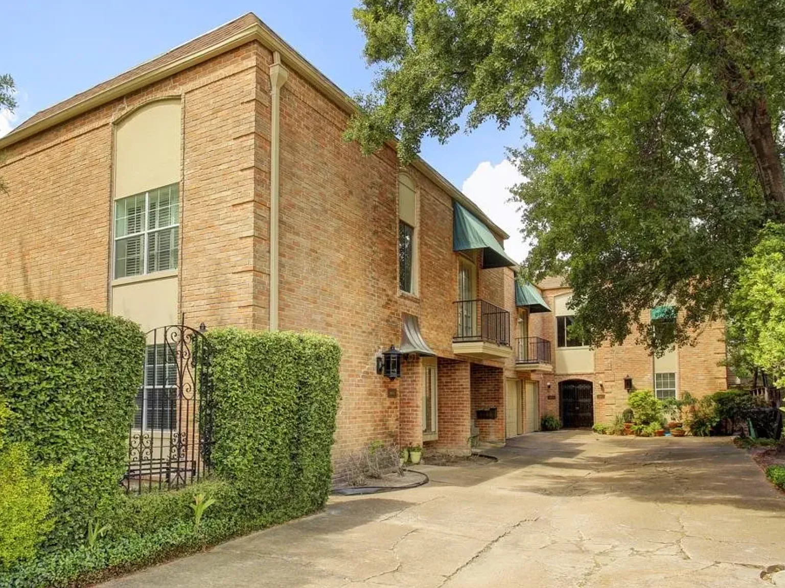 2 bed, 1150 sqft, $2,350 — Photo 1