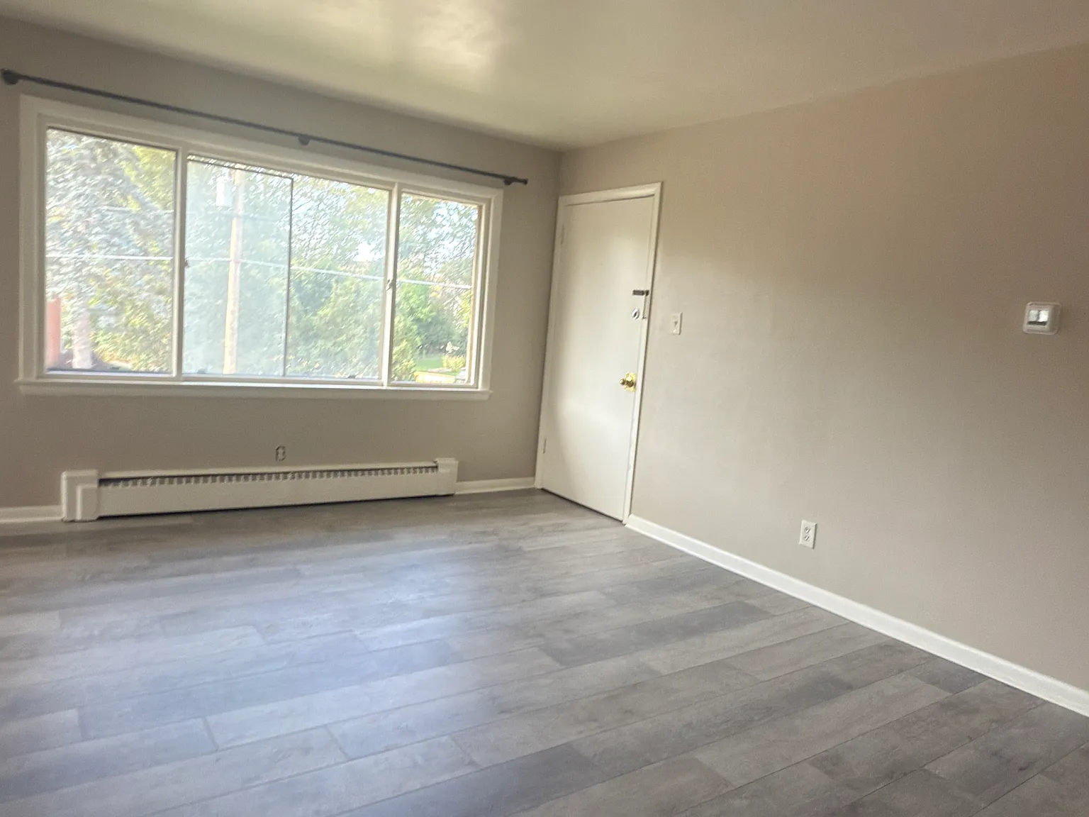 2 bed, 1000 sqft, $1,300 — Photo 2