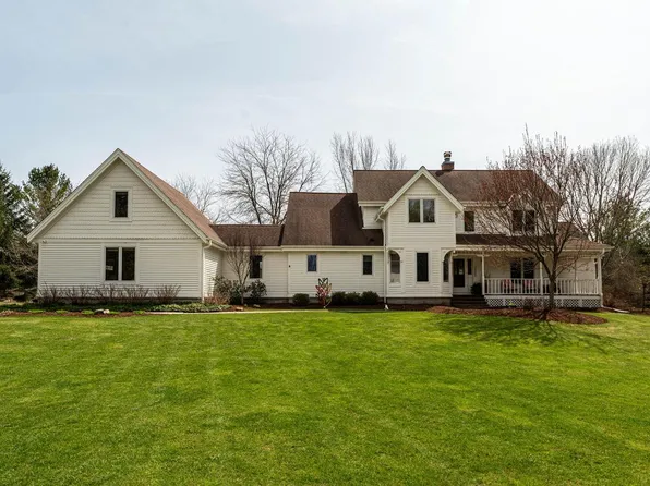 8925 Pleasant Valley ROAD, Cedarburg, WI 53012