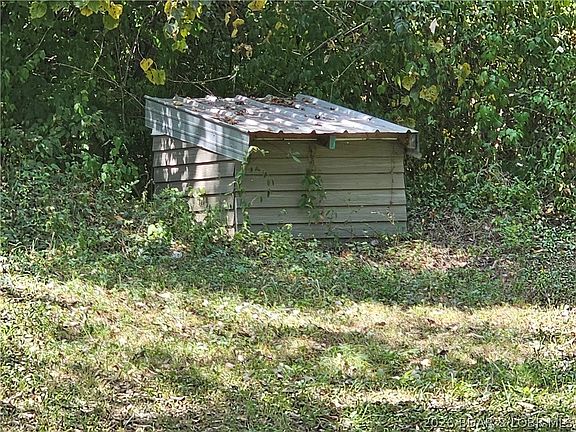 3rd image of 585 W Lakeview Dr