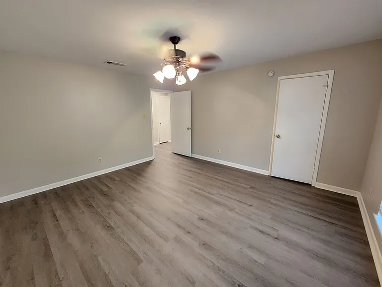 Barton Oaks Apartments — Photo 17