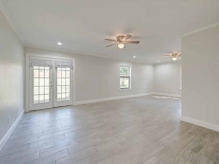 304 Oak Dr — Photo 3