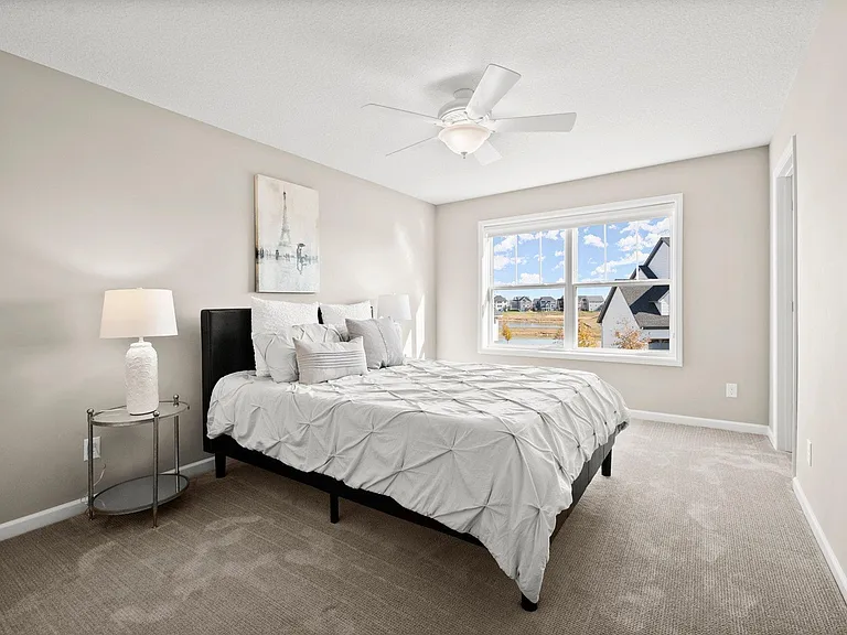 guest room w/ ensuite bath