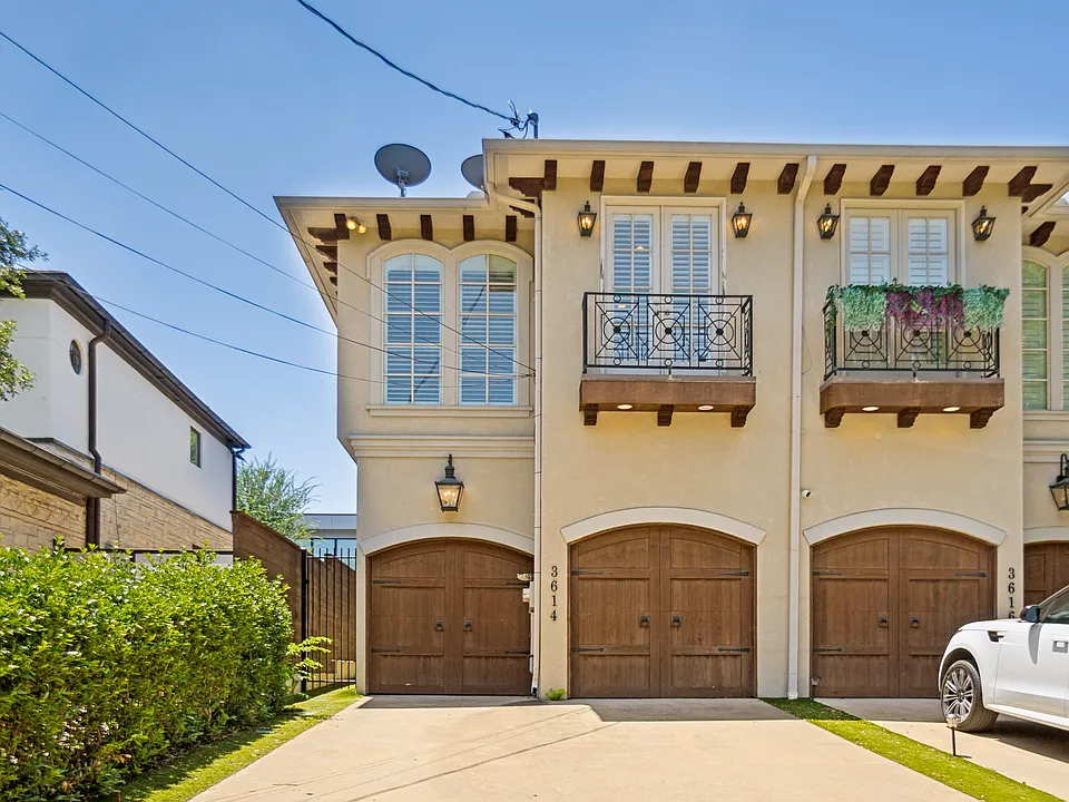 3614 Edgewater Dr