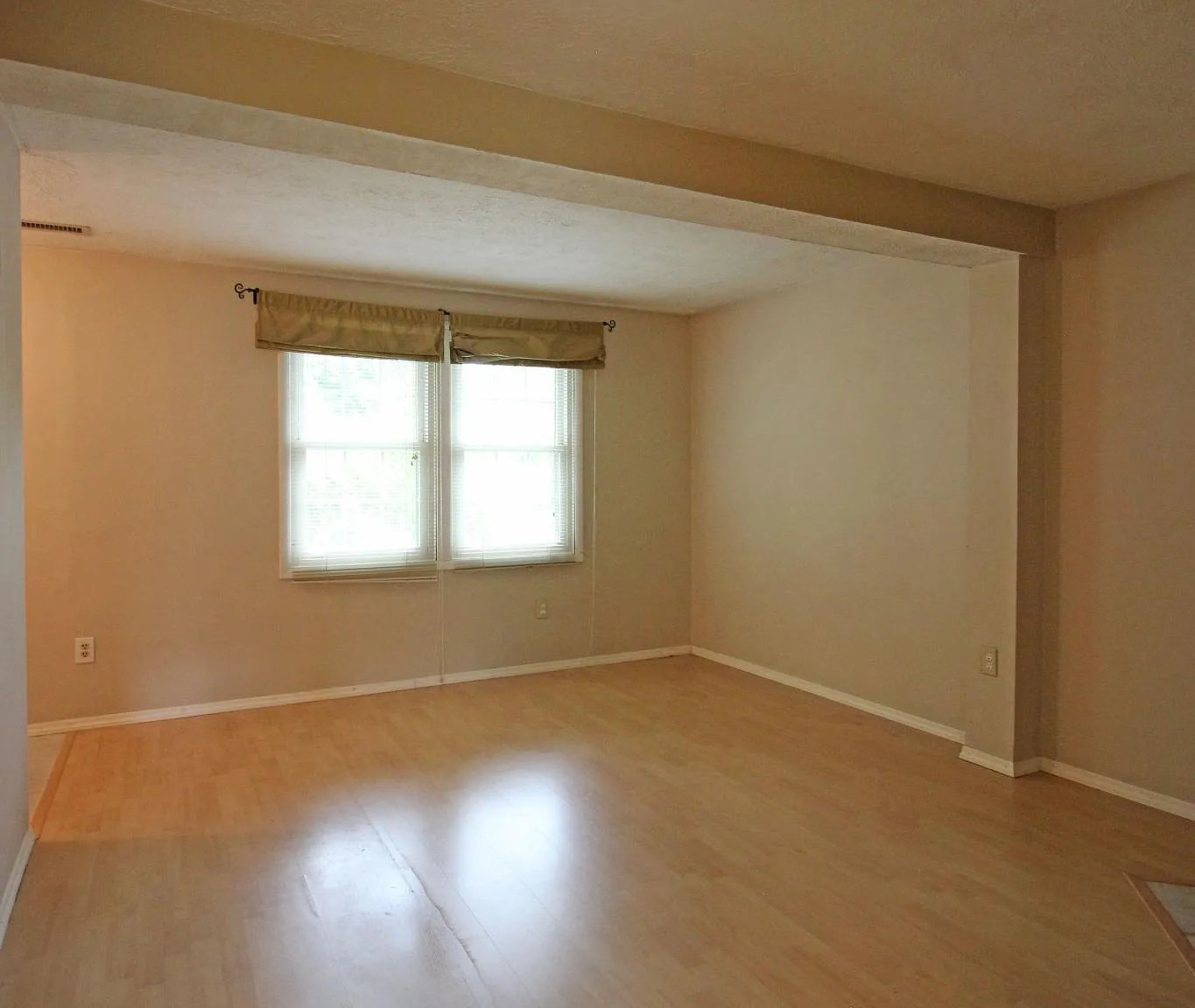 3 bed, 1.5 bath, 1220 sqft, $2,500 — Photo 3