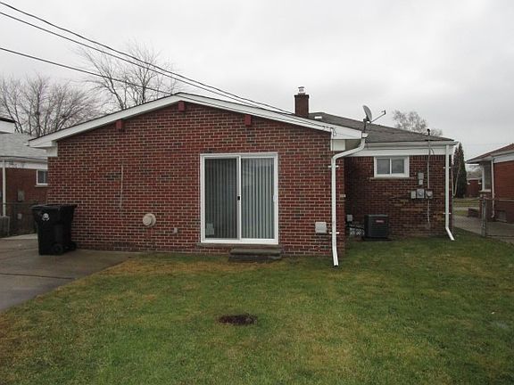 4th image of 25335 Collingwood St