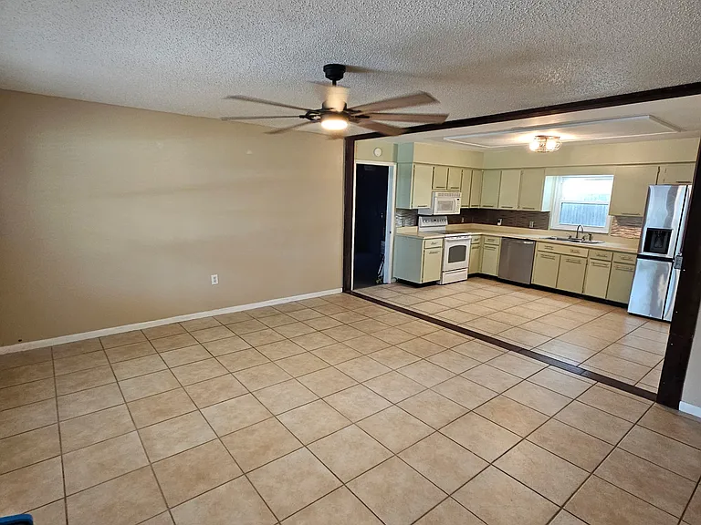 11127 Stafford Ln — Photo 2