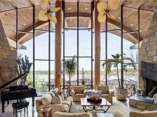 472 N Winnebago Dr, Lake Winnebago, MO 64034