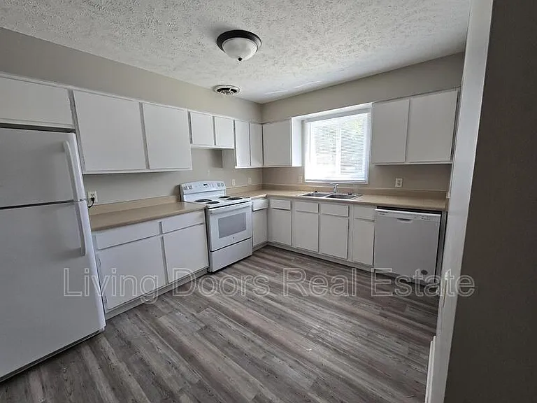 4715 Gladstone St — Photo 3