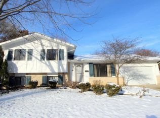 96 Barrow Dr, Crystal Lake, IL 60014