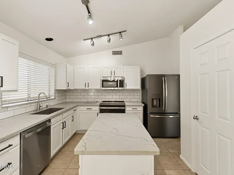 2212 E Vista Bonita Dr — Photo 9