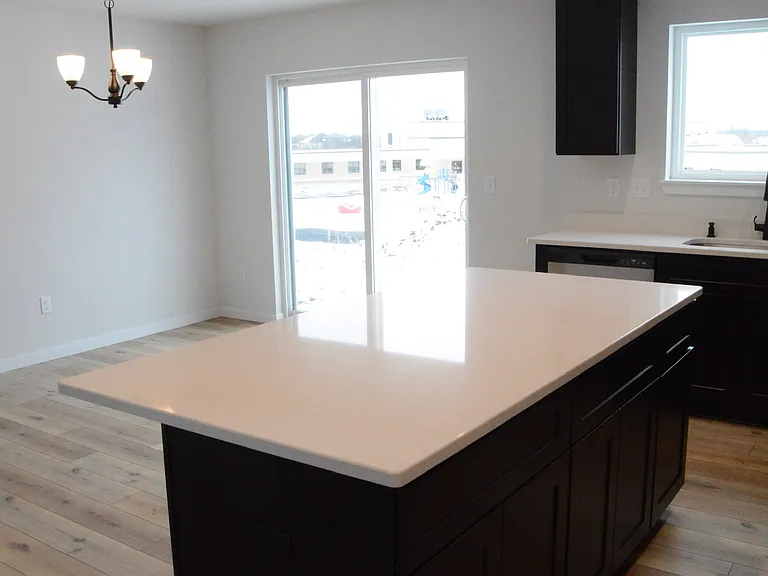 664 E Bluff Cir — Photo 6