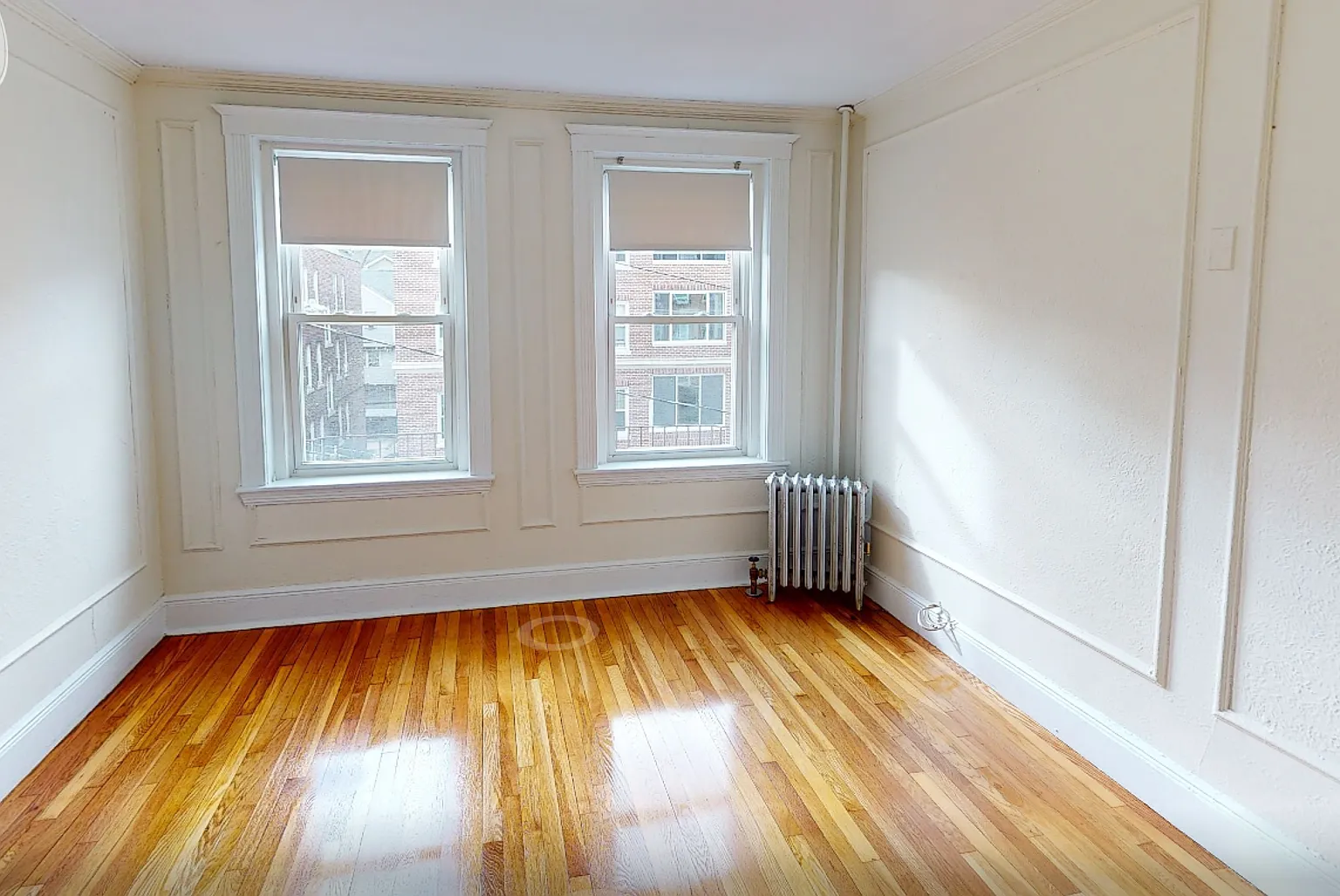 Charming 2.5 Bedroom-No Broker Fee — Photo 4