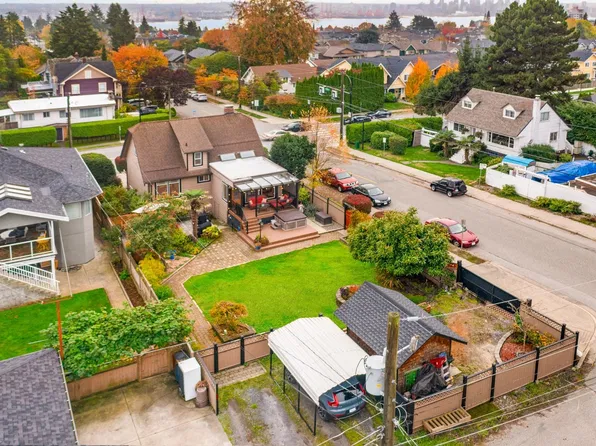 402 E 13th St, North Vancouver, BC V7L 2M1
