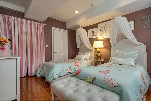 Sold by Nestseekers | media 11