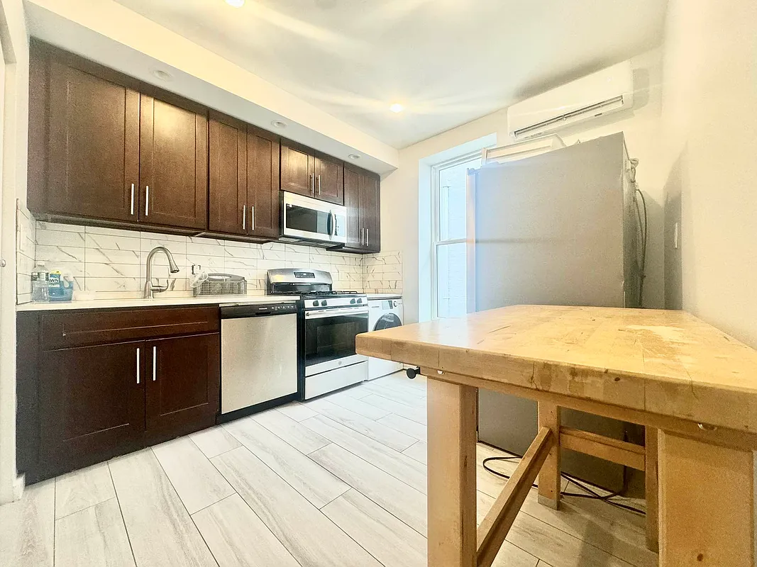 10-31 Jackson Avenue 2