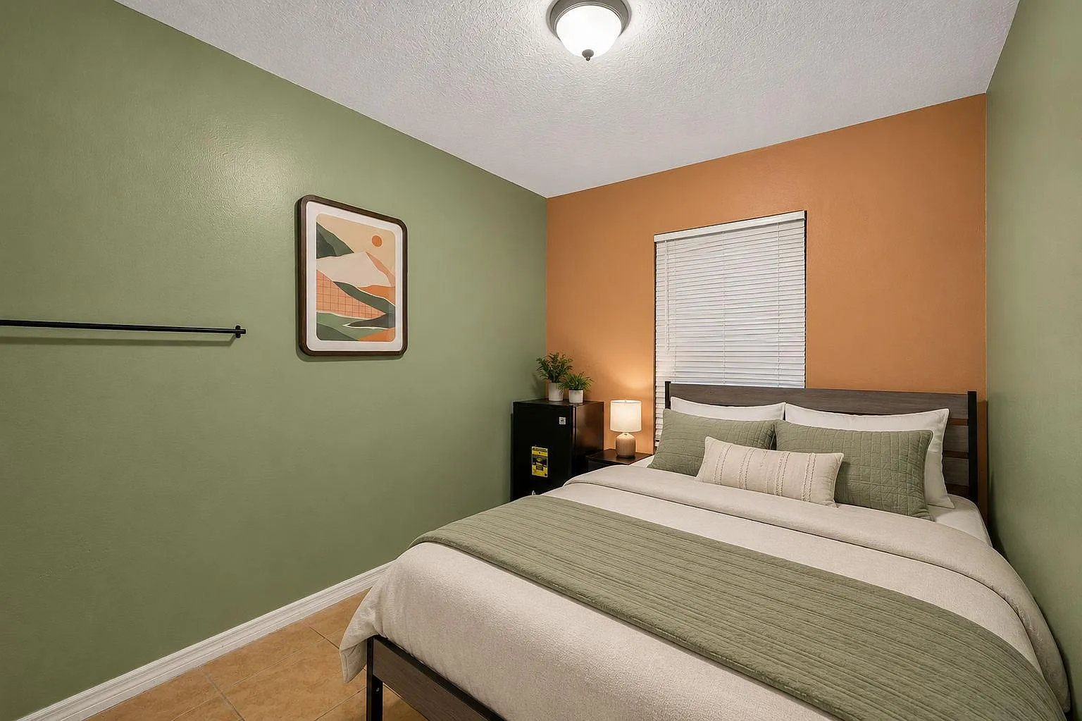 4 bed, 4.0 bath, 100 sqft, $862 — Photo 1