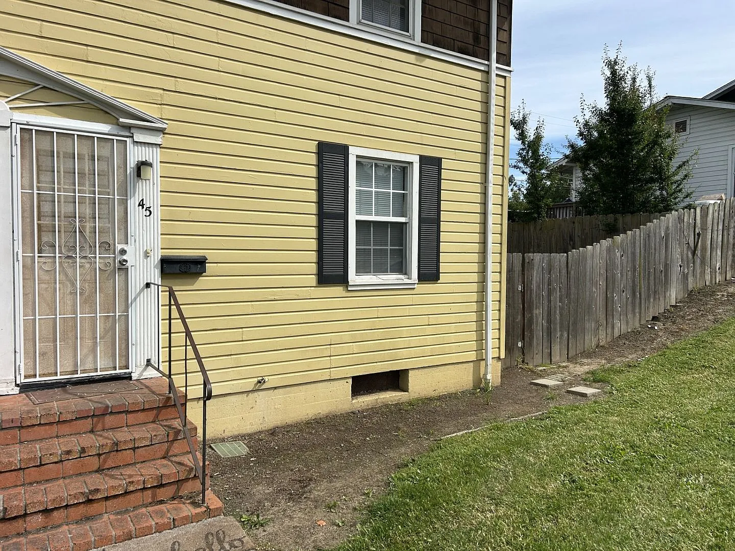 Lovely Two Story 3 Bedroom Unit — Photo 1
