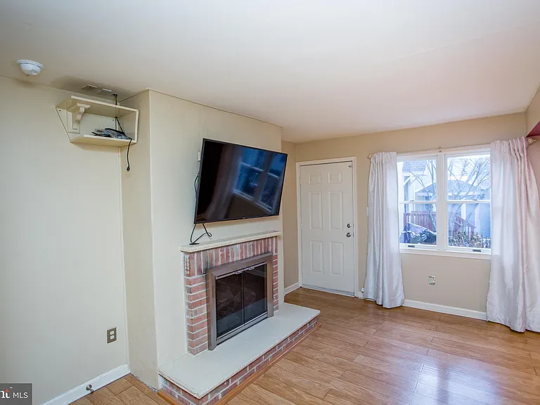 1529 Margaret Ct — Photo 10