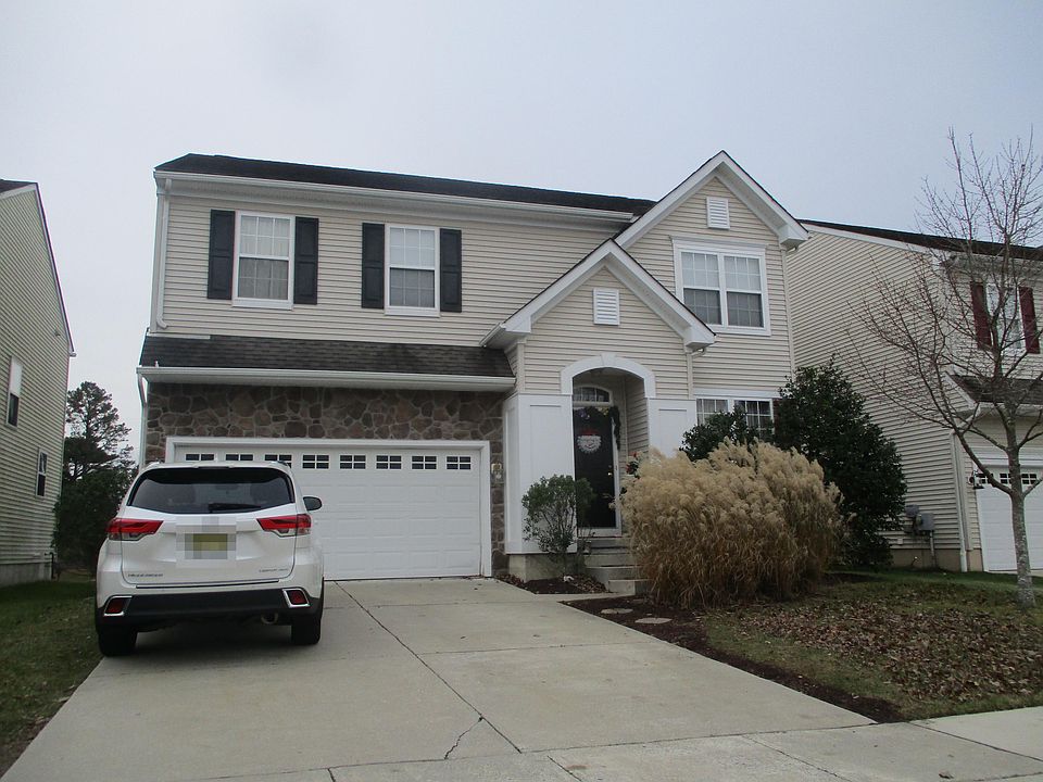 1st image of 8 Fox Hollow Dr