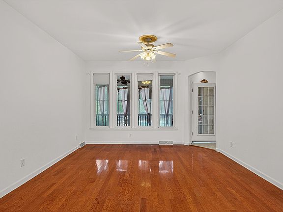 4th image of 161 Davis Ter