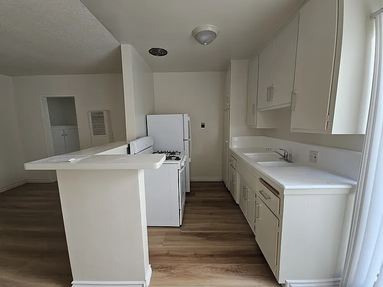 12427 Pacific Ave #3 — Photo 5