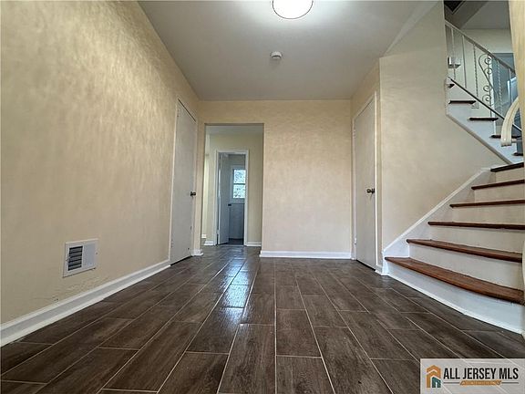 4th image of 1868 Oak Tree Rd