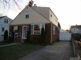 8 Beach Dr, Merrick, NY 11566