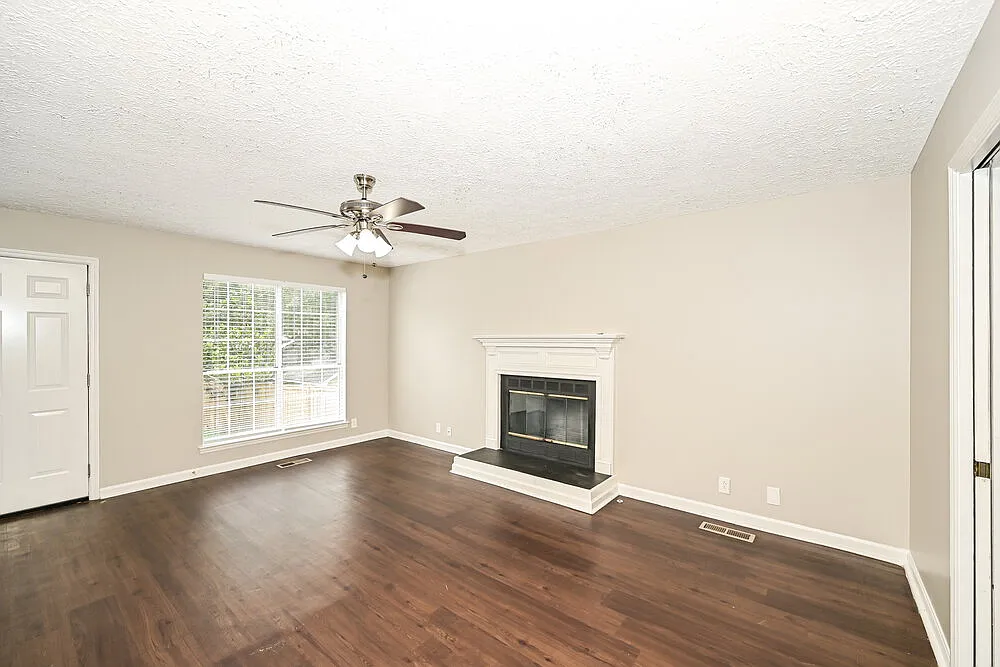 4 bed, 2.5 bath, 2046 sqft, $2,605 — Photo 4
