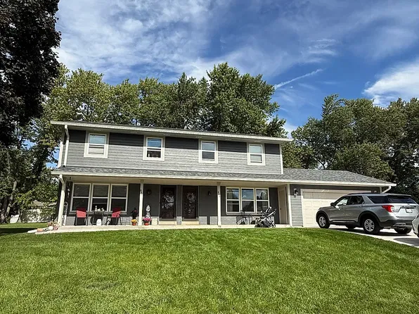 866 Hancock Ct, Oconomowoc, WI 53066