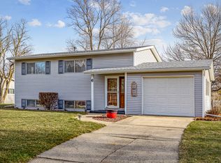 6 Crescent Ct, Montgomery, IL 60538