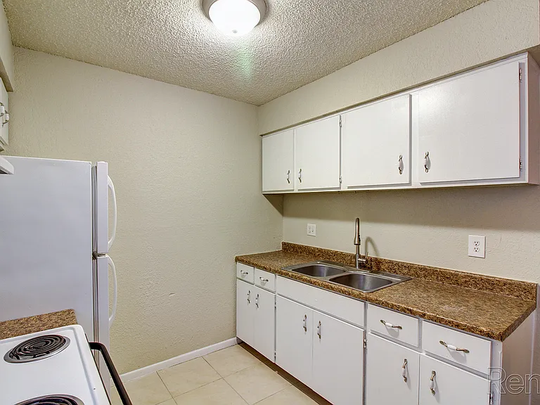 Crossroads Village Apartments — Photo 9