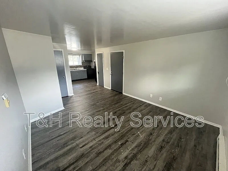 2 bed, 1.0 bath, 775 sqft, $1,050 — Photo 4