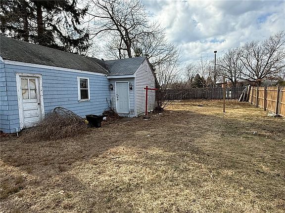 4th image of 207 Morse Ave