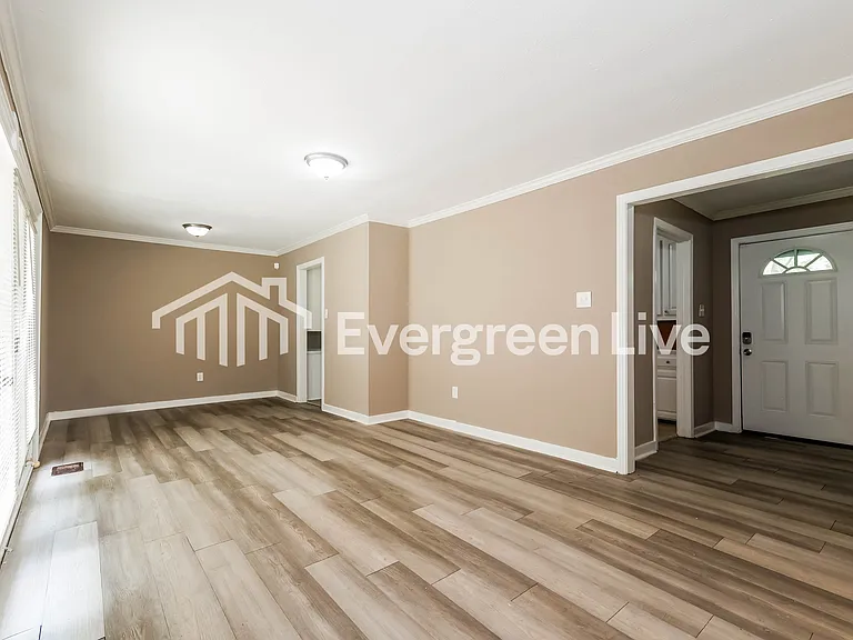 1535 Winchester St — Photo 3