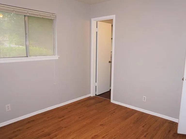 202 Brenda Dr — Photo 4