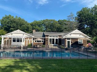 51 Woodland Dr, Smithtown, NY 11787